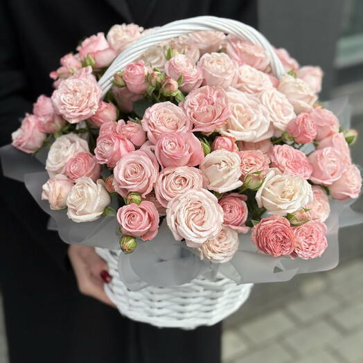 Розовые кустовые пионовидные розы в белой корзине