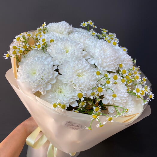 Букет из кустовых хризантем и матрикарии( ромашек)