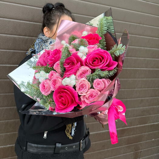 Яркий ароматный зимний  букет с еловыми ветками