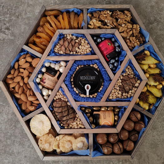 Большой рождественский бокс орехи и сухофрукты в дереве