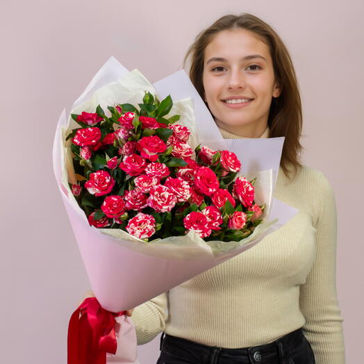 Яркий букет из 7 красно-белых кустовых роз. Арт.300