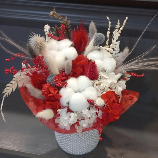 Сухоцветная композиция в кашпо