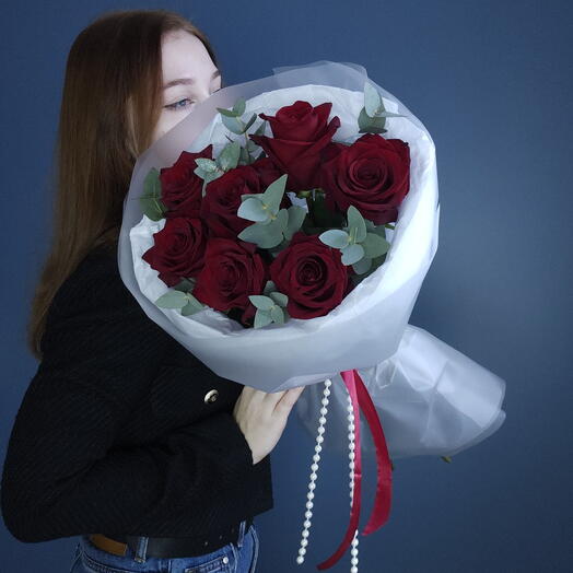 Красные розы и эвкалипт