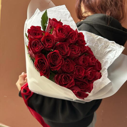 Букет 25 красных роз в белом оформлении