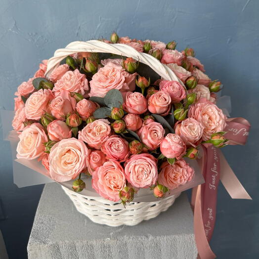 Любимой 💕 корзина с кустовыми пионовидными розами
