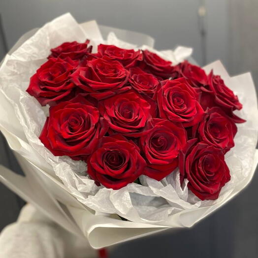 Красивое моно из красных роз 15 штук🌹