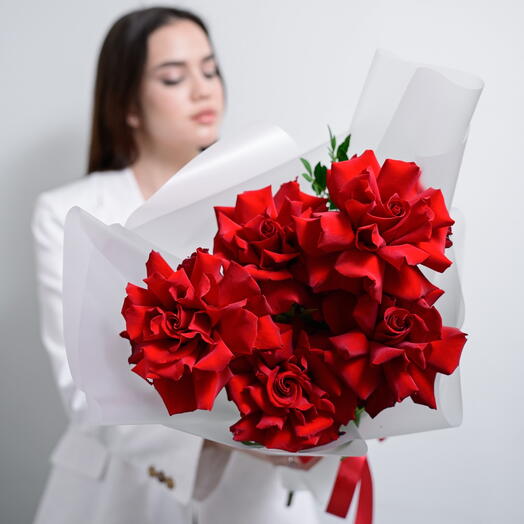 Алые французские розы ️