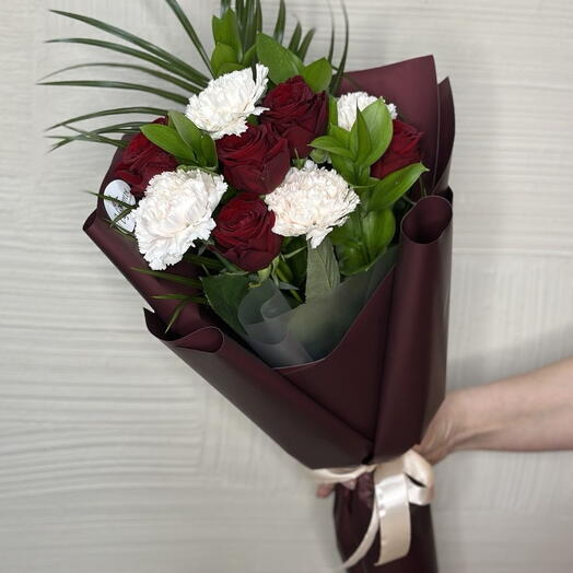 Букет из розы, диантуса (гвоздики), рускуса, робелини "Благородный дуэт"