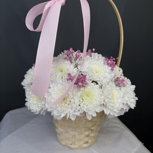 Композиция из хризантемы с гипсофилой для девушки