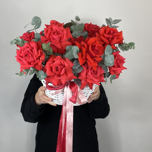 Яркая композиция с французскими розами и эвкалиптом