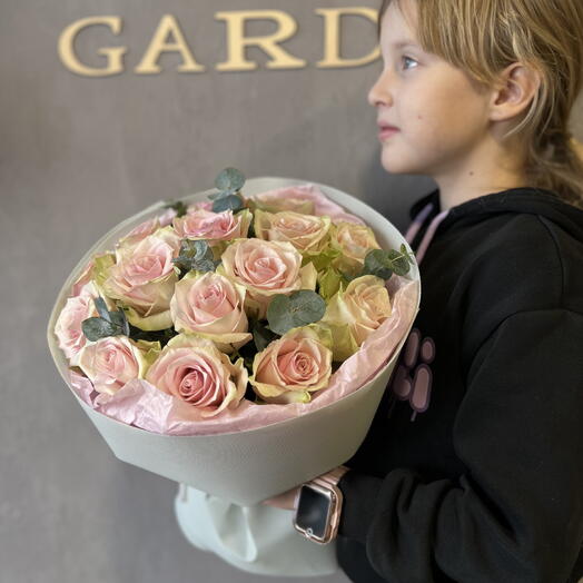 15 розовых роз