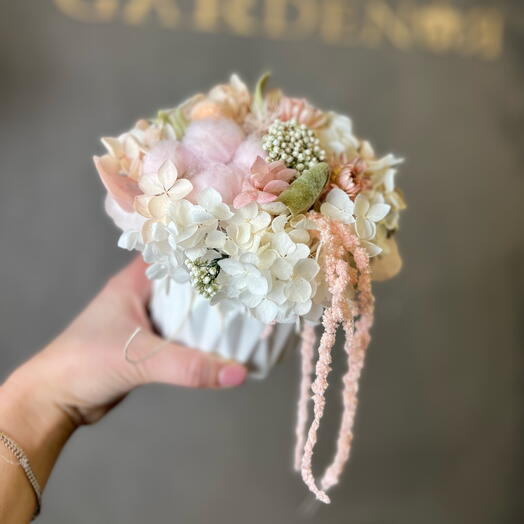 Композиция с белой и розовой гортензией