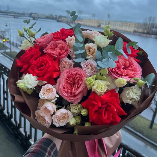 Авторский букет :пионовидные розы,эустома, розы кустовые розы,французские розы ,эвкалипт
