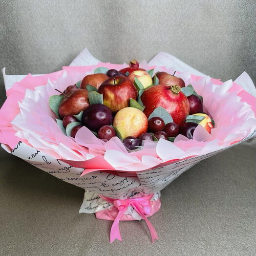 Фруктовый букет "Гармония вкуса" из граната, яблок, сливы, нектаринов и винограда