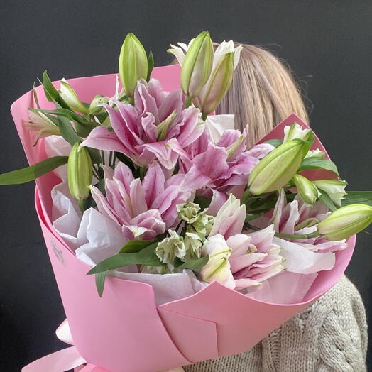 Букет из премиальных лилий и альстромерий 2