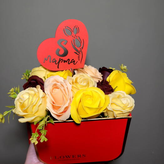 Композиция из 13 мыльных роз в лодочке