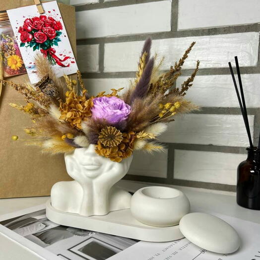 Девушка с стабилизированными цветами и сухоцветами 💜