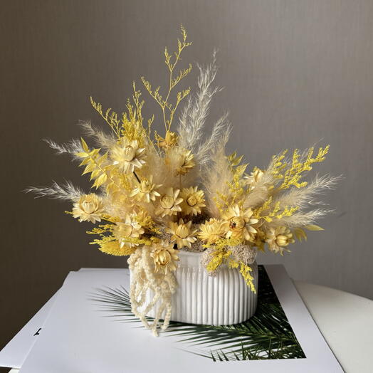Композиция из сухоцветов и стабилизированных растений в желтой гамме