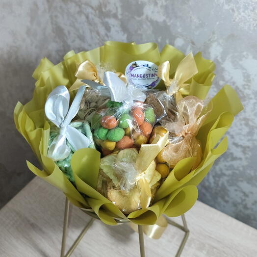 Букет из ассорти снеков к пенному на 14 февраля в наличии