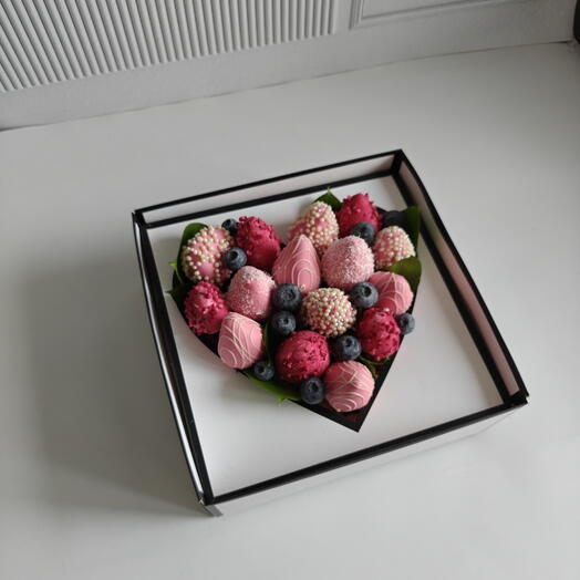 Букет из клубники в коробке