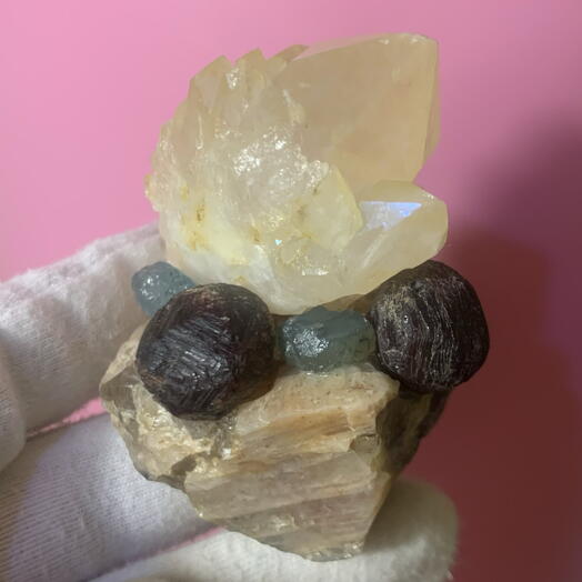 Композиция из камней и кристаллов Coolcrystals 036: беломорит, кварц, альмандин, апатит