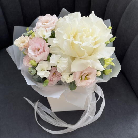 Композиция с розой, эустомой и диантусами 💕