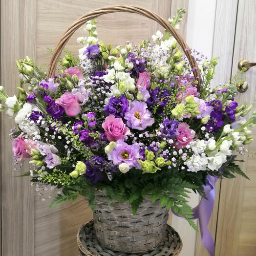 Маттиола, лизиантус, гипсофила. Корзина "Флоренция" с фиолетовыми цветами, ароматная, весенняя корзина цветов 8 марта