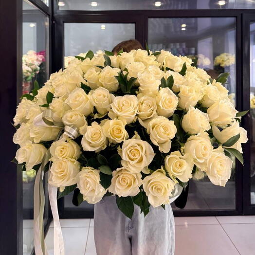 Корзина с белыми розами и зеленью