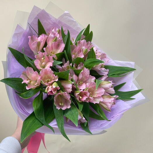 Стойкий букет из нежных альстромерий для мамы 🌸