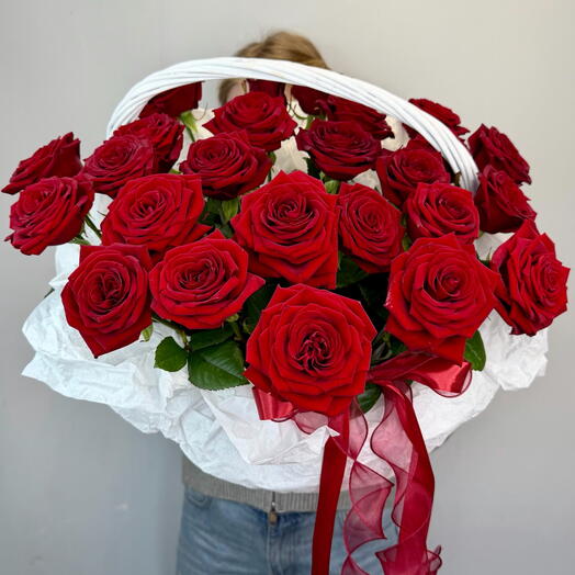 Корзина с красными розами