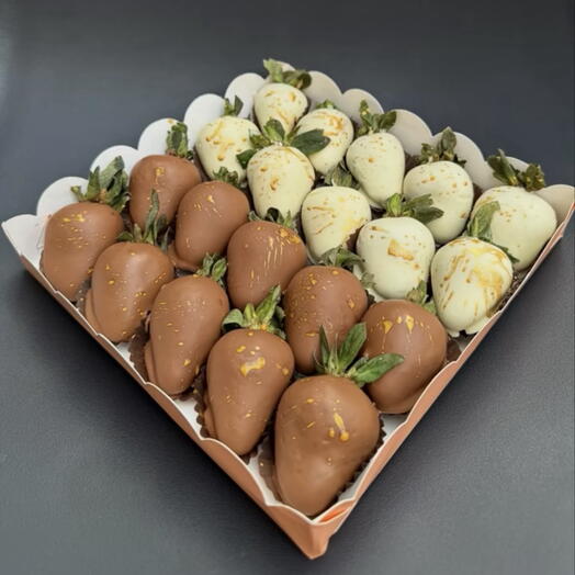 Клубника в белом и молочном шоколаде
