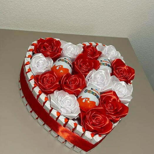 Композиция из атласных роз и Kinder 🌸