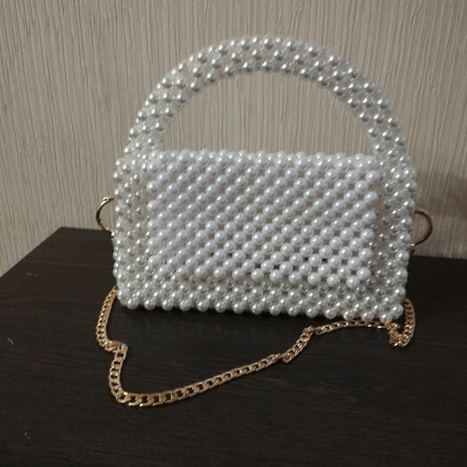 Самка из бусин жемчужина