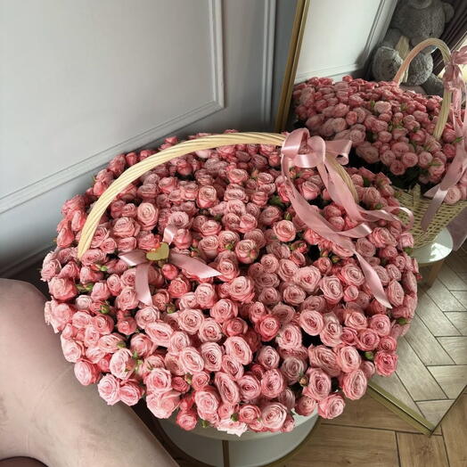 Корзина с кустовыми пионовидными розами