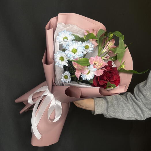 Букет-комплимент из французской розы, ромашковой хризантемы и альстромерии