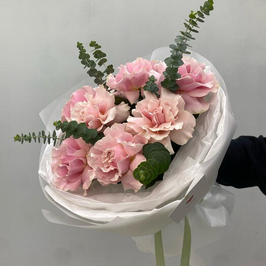 9 ажурных нежных роз с эвкалиптом