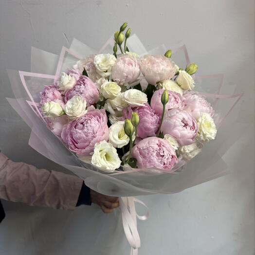 Пионы и эустома