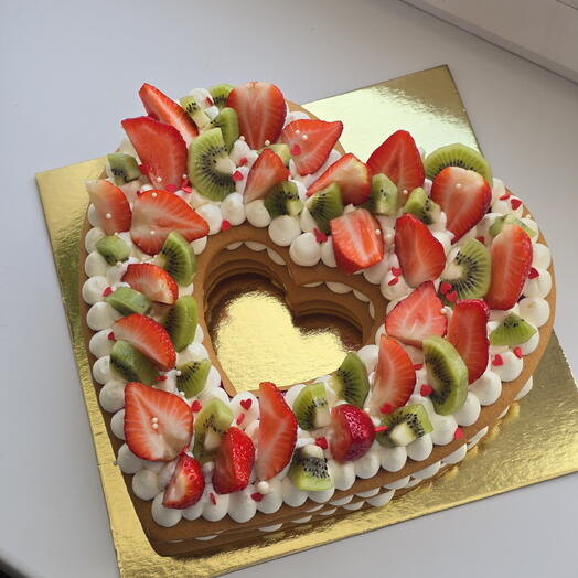 Открытый Медовик с клубникой и киви