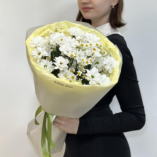 Букет кустовых хризантем и полевых ромашек