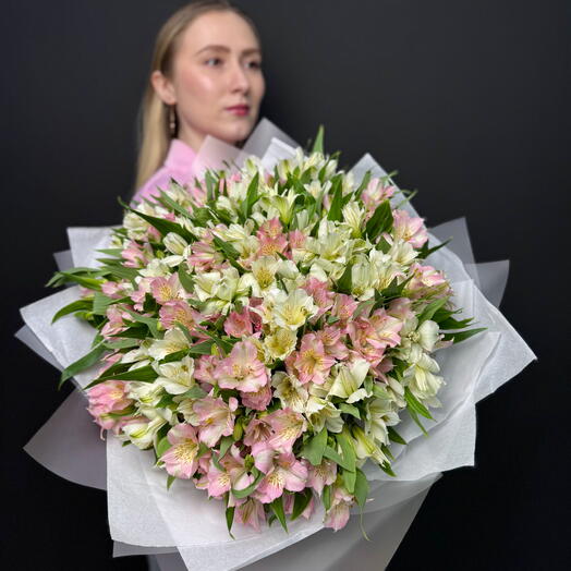 Монобукет из 51 розово-белых альстромерий