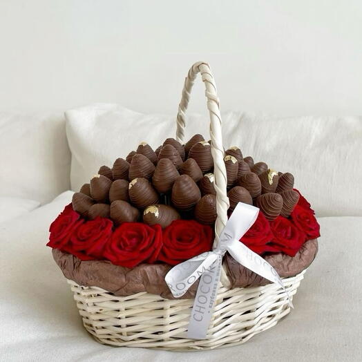 Клубника 🍓 шоколада корзинку с цветами