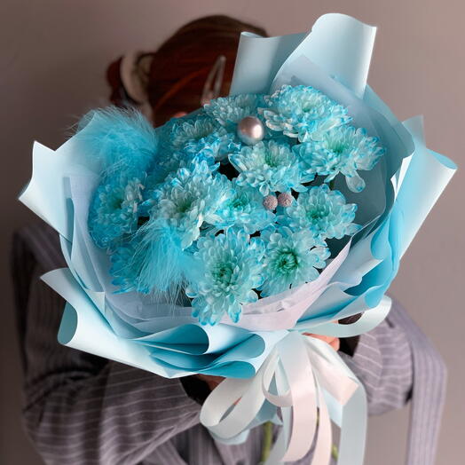 Ramo de flores de crisantemo azul con decoración