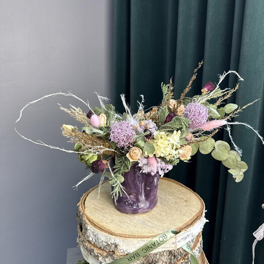 Композиция из сухоцветов в глиняной вазе ручной работы