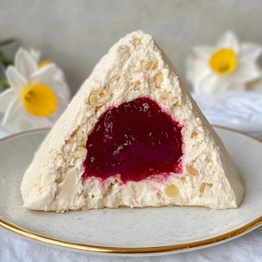 Творожная Пасха с клубничной начинкой и миндальными лепестками