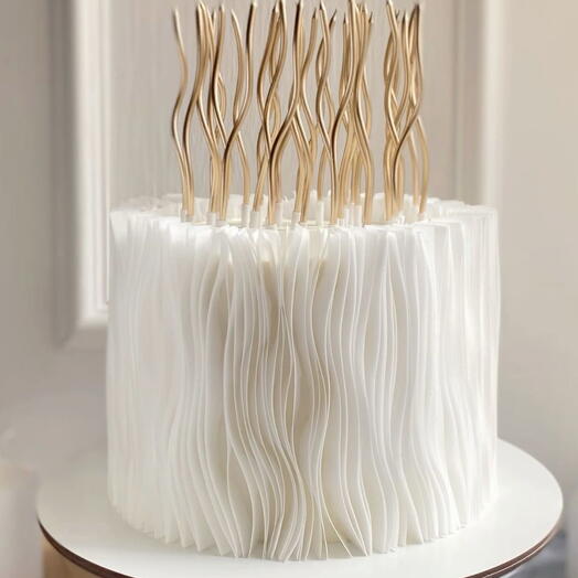 Торт с вафельной бумагой и свечами