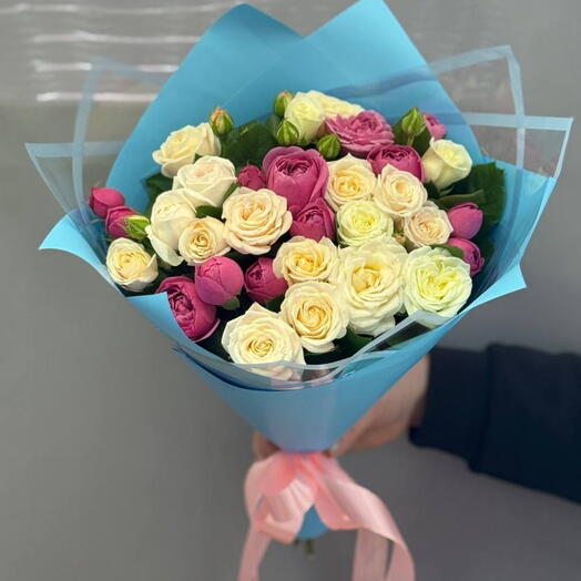 25 пионовидных роз в упаковке blue
