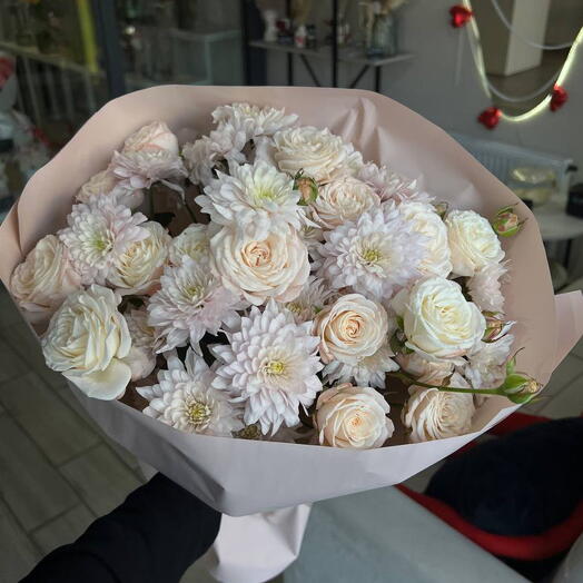 Букет из хризантемы и кустовой розы🌸