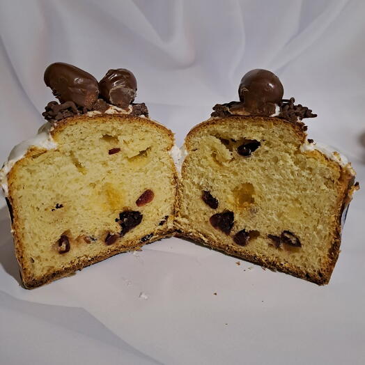 Pastel de Pascua de levadura de cuajada con arándanos secos y chocolate blanco