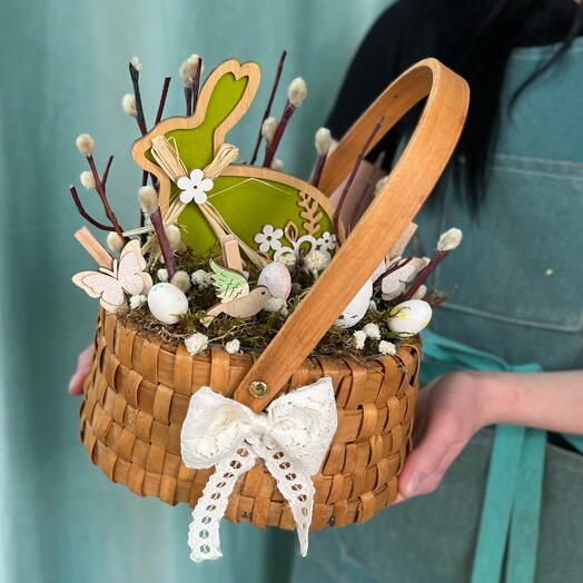 Корзина с вербой и декором на Пасху