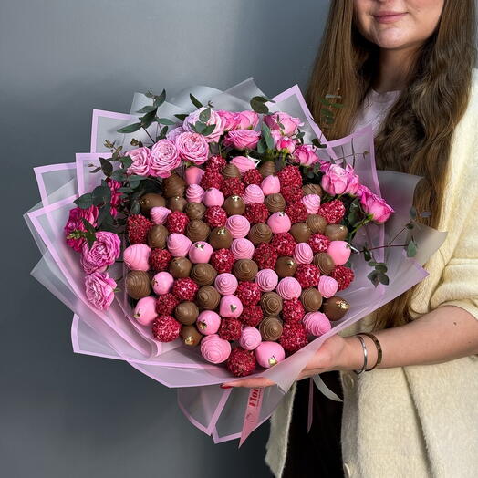 Букет из клубники в шоколаде 75-85 шт с кустовой розой и эвкалиптом дофаминовый